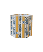 Abat-jour forme fleur en tissu à rayures jaunes et motifs floraux bleu, bord ondulé.