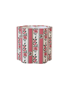 Abat-jour forme fleur en tissu à rayures roses et fleurs, bord arrondi.