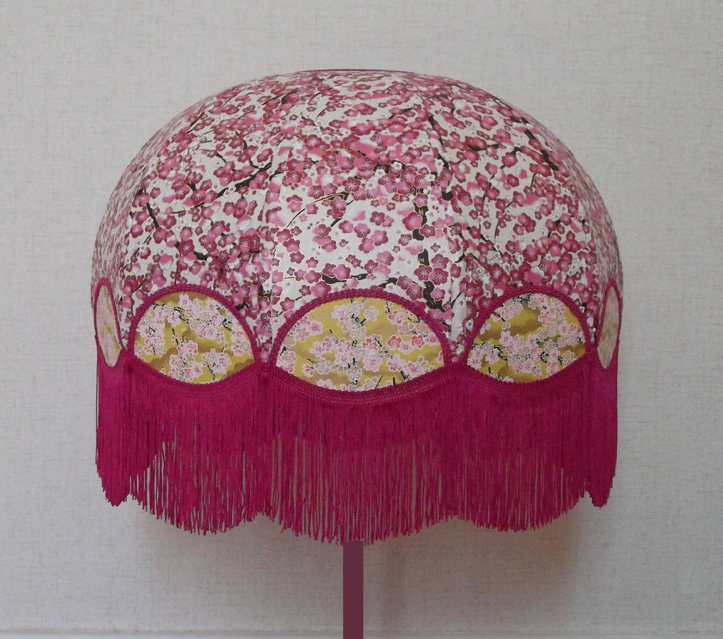 Abat-jour Magda rose en papier japonais, franges bordeaux, forme dôme, fleurs et liserés noirs