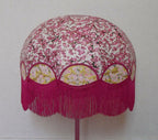 Abat-jour Magda rose en papier japonais, franges bordeaux, forme dôme, fleurs et liserés noirs