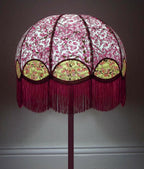 Abat-jour rétro Magda rose en papier japonais, franges bordeaux, motifs fleuris, support central