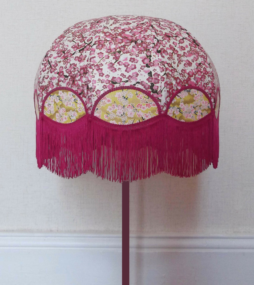 Abat-jour Magda rose en papier japonais, dôme avec franges bordeaux et décor fleuri contrasté