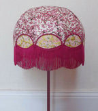 Abat-jour Magda rose en papier japonais, dôme avec franges bordeaux et décor fleuri contrasté