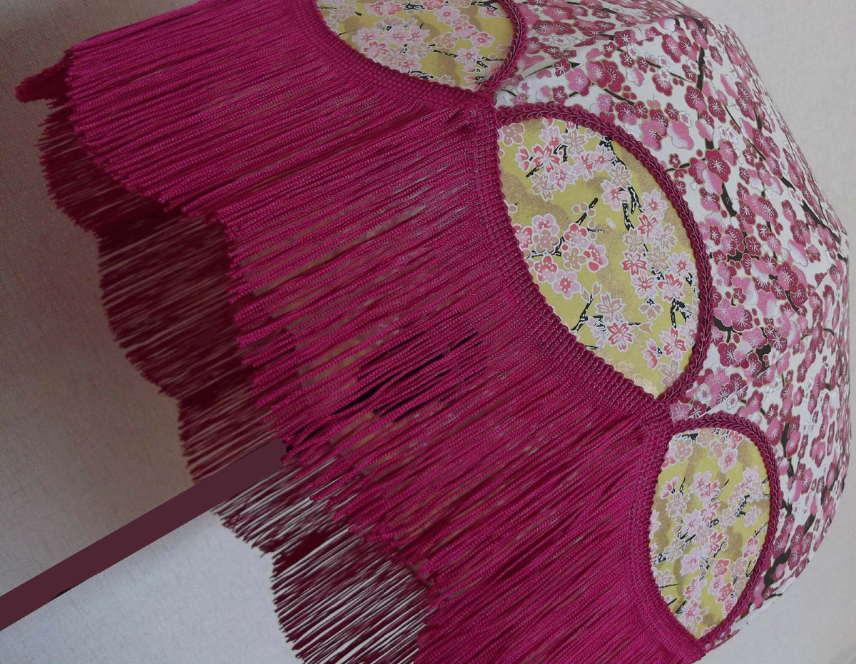 Vue latérale abat-jour Magda: franges bordeaux en cascade, papier japonais rose fleuri