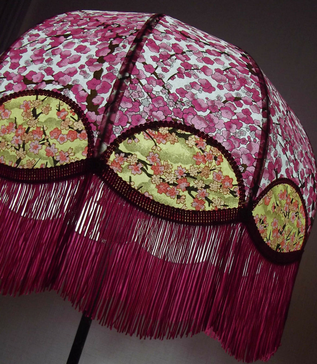 Abat-jour rétro Magda en papier japonais rose, franges bordeaux, grands panneaux floraux encadrés