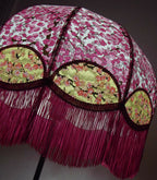 Abat-jour rétro Magda en papier japonais rose, franges bordeaux, grands panneaux floraux encadrés