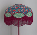 Abat-jour rétro papier japonais en forme arrondie, franges bordeaux, motifs floraux.