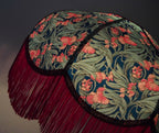 Abat-jour rétro vue de côté : motifs fleuris et franges bordeaux, bord noir