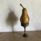 Poire en métal vert kaki avec tige, bougeoir bâton noir, base stable