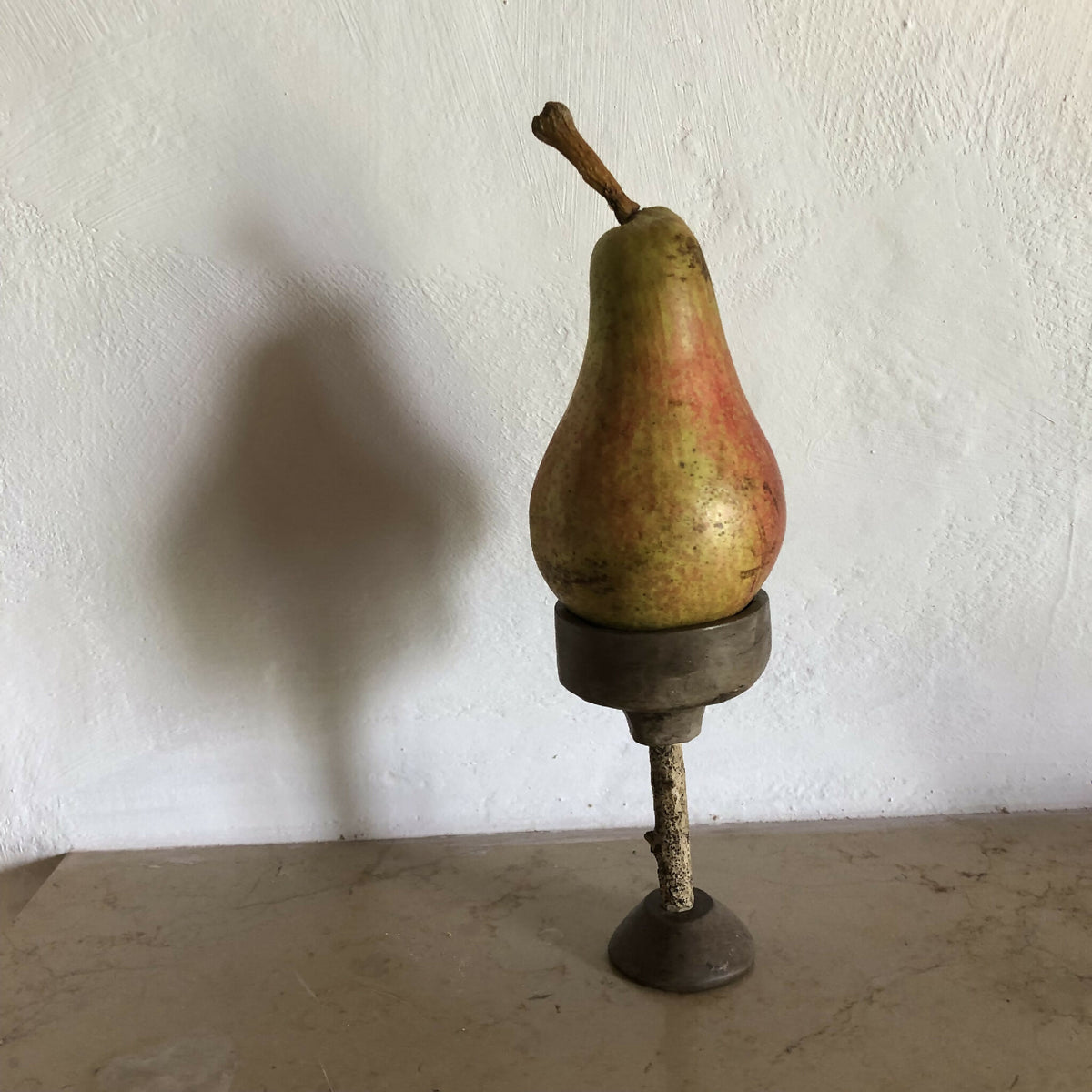 Poire en métal vert kaki avec tige, bougeoir bâton noir, base stable