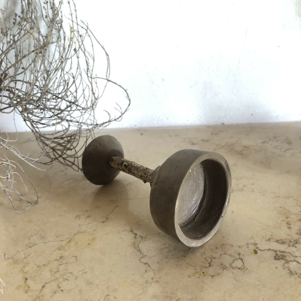 Bougeoir bâton en métal noir patiné avec coupelle inclinée, dessous rond