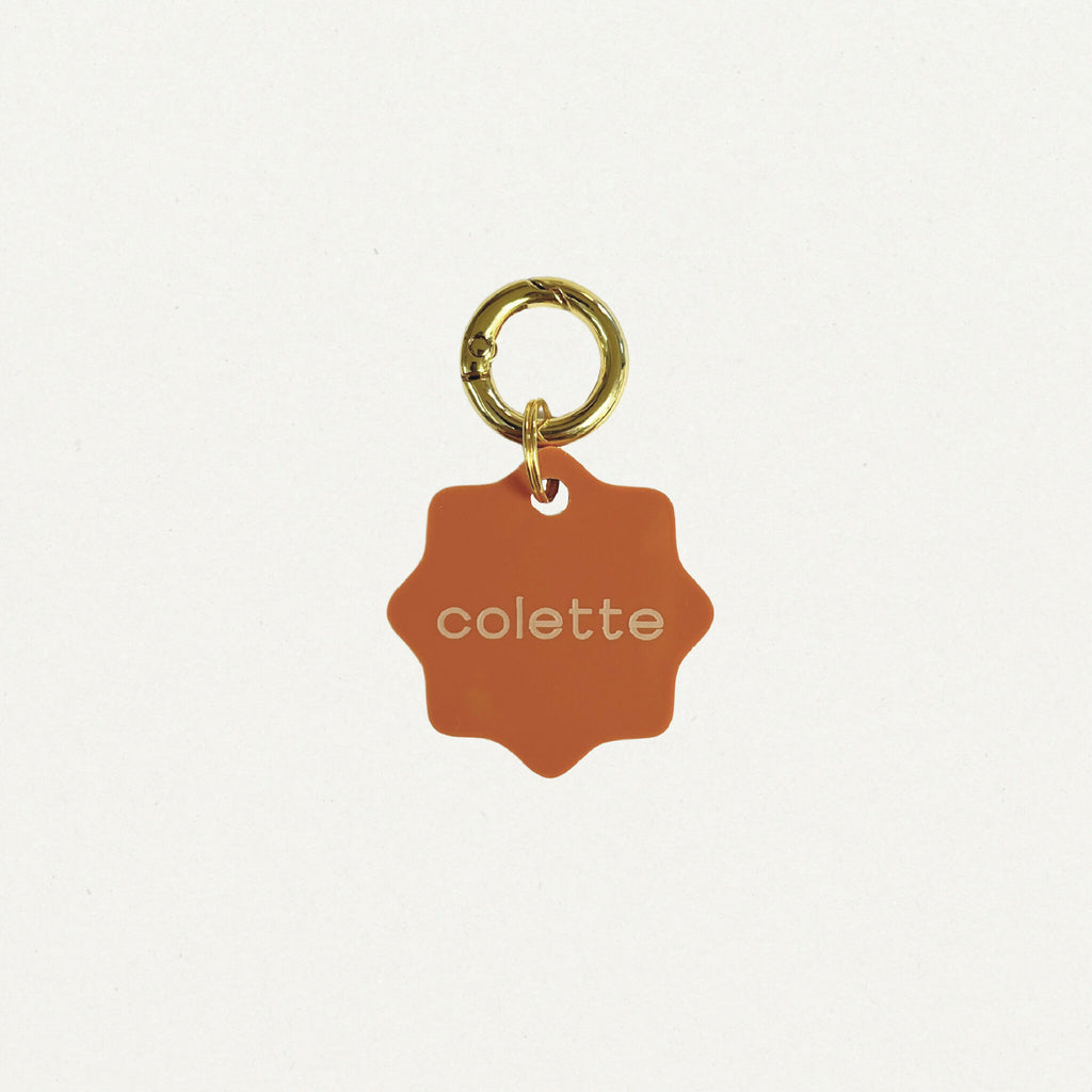 Médaille porte-clés fleur en émail orange, anneau doré, inscription «colette»
