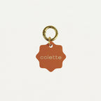 Médaille porte-clés fleur en émail orange, anneau doré, inscription «colette»