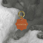 Médaille porte-clés en forme de fleur, émail orange, anneau doré, inscription «colette»