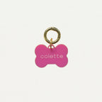 Médaille totem en forme d’os rose, anneau doré et inscription « colette ».