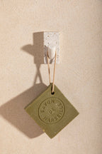 Patère murale en bloc beige moucheté avec crochet et savon de Marseille vert olive
