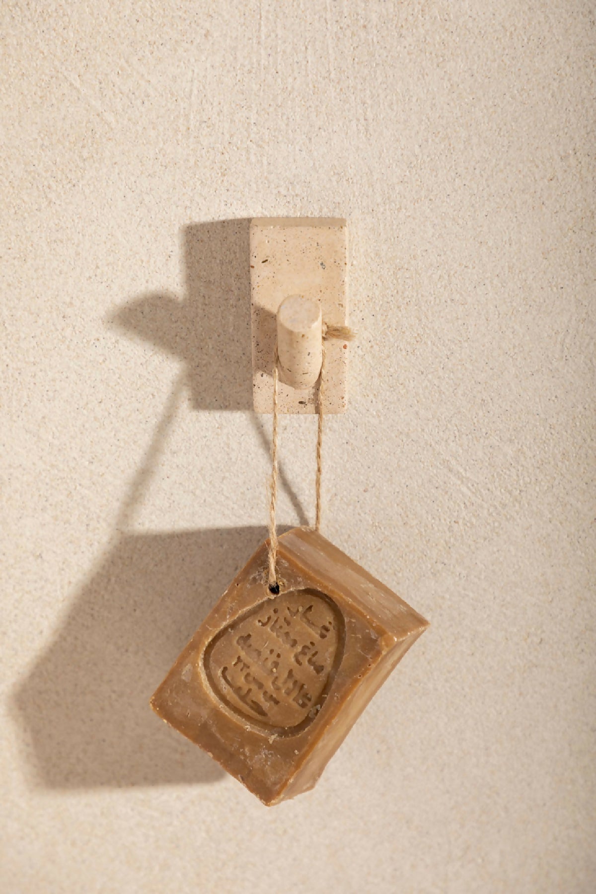 Patère murale en bloc beige avec crochet et savon de Marseille brun