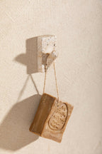Patère murale en bloc beige moucheté avec crochet et savon de Marseille brun