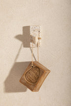 Patère murale en bloc beige moucheté avec crochet et savon de Marseille brun
