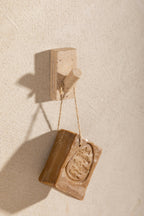 Patère murale en bloc beige moucheté avec crochet et savon de Marseille brun