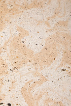 Planche à découper AIMÉE beige mouchetée, gros plan de la surface en pierre.