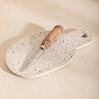 Planche à découper AIMÉE claire avec trou de prise et couteau à manche en bois.