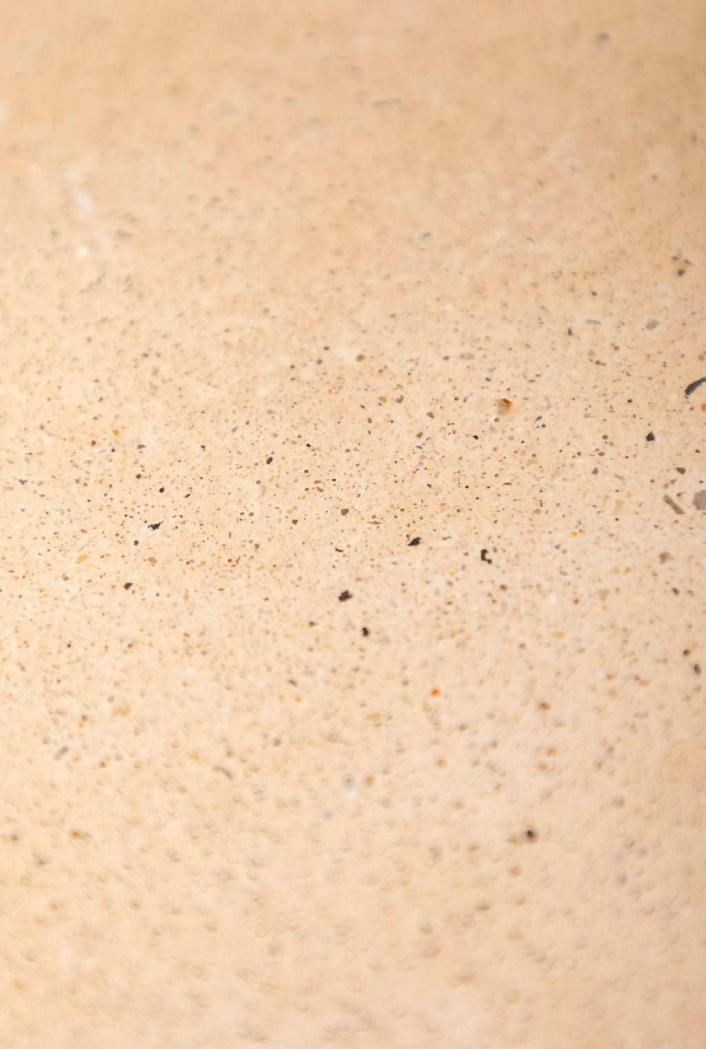 Planche AIMÉE claire : texture minérale tachetée en beige clair.