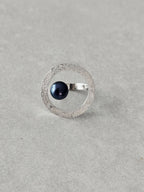Bague argentée texturée ovale, cabochon bleu foncé serti au centre