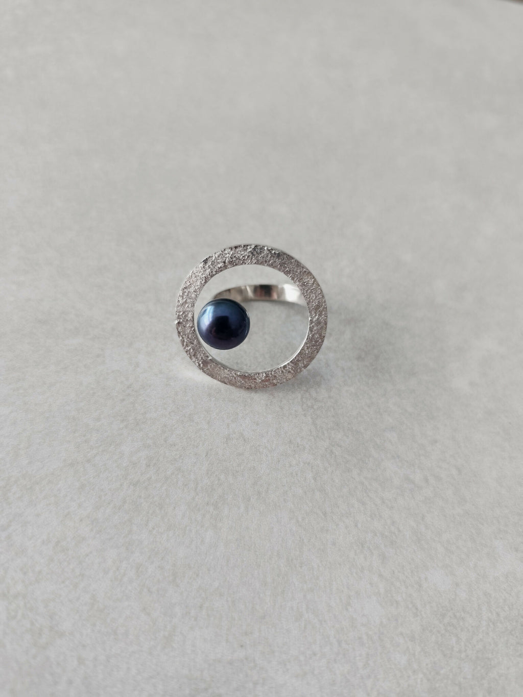 Bague ovale argentée texturée, cabochon bleu foncé et intérieur métallique brillant