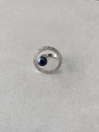 Bague ovale argentée texturée, cabochon bleu foncé et intérieur métallique brillant