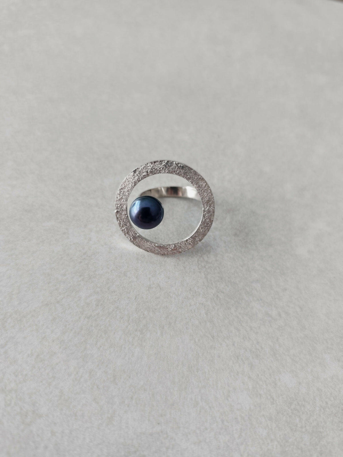 Bague ovale argentée texturée, cabochon bleu foncé et intérieur métallique brillant