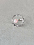 Bague Atoll argentée, cabochon perle rose sur anneau strié avec tige arrière