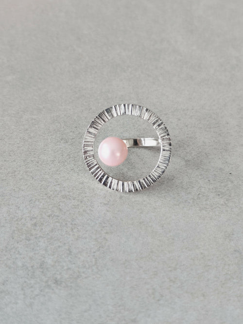 Bague Atoll argentée, cabochon perle rose sur anneau strié avec tige arrière