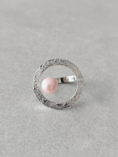 Bague Atoll argentée à motif texturé, perle rose nacrée en cabochon