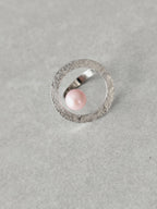 Bague Atoll avec cabochon perle rose nacrée, monture argentée brillante et texturée