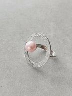 Bague Atoll perle rose nacrée, anneau argenté texturé avec ouverture ovale