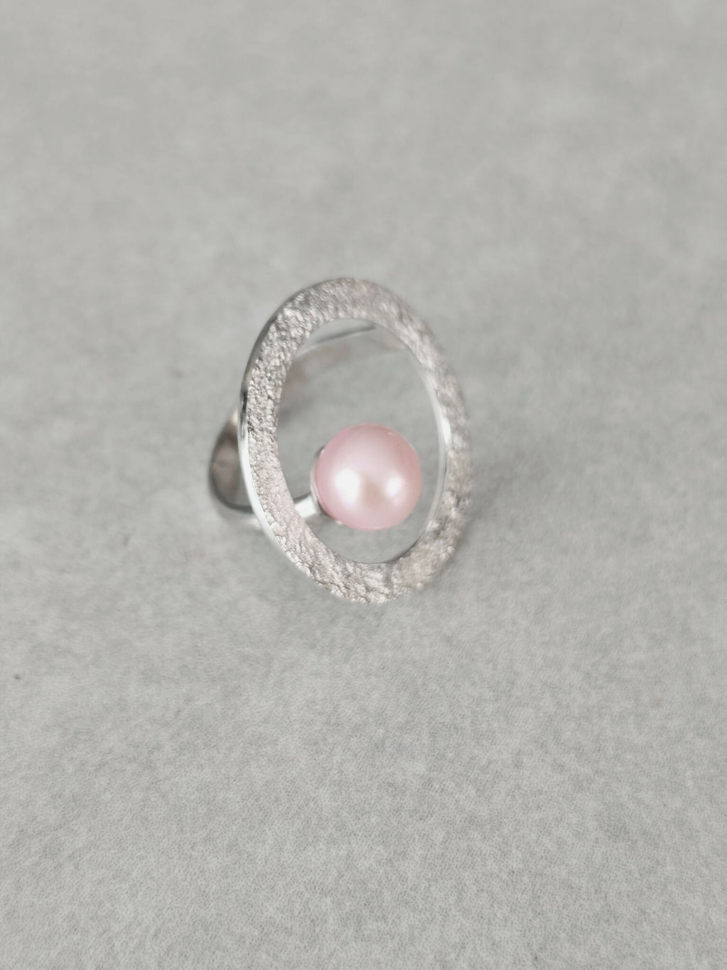 Bague Atoll argentée texturée, cabochon perle rose nacrée vue de côté