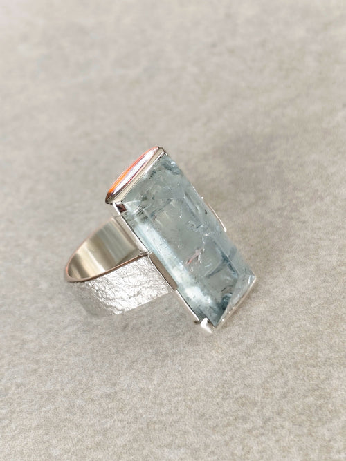 Bague en topaze bleu clair rectangulaire, monture argent, vue de biais.
