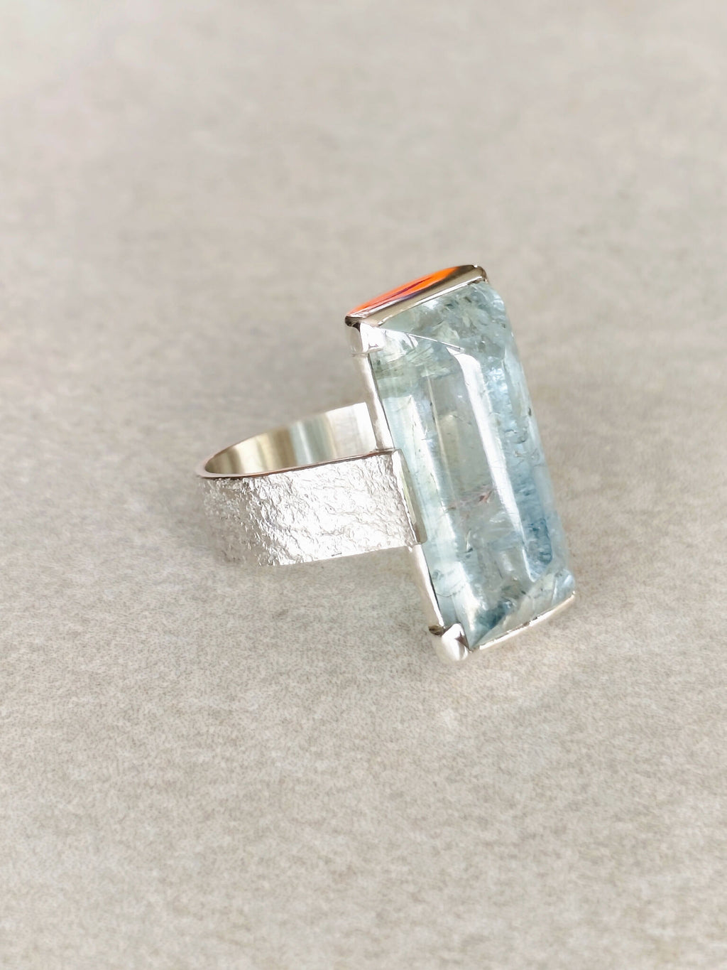 Bague en topaze bleu clair rectangulaire, anneau argent, vue de face.