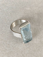 Bague en topaze bleu clair rectangulaire, monture argent, vue de dessus.