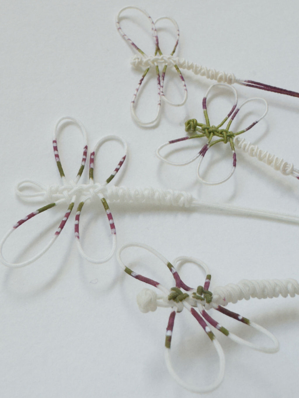 Bracelets libellule élastiques avec motif ailes blanches et rayures rouge bordeaux