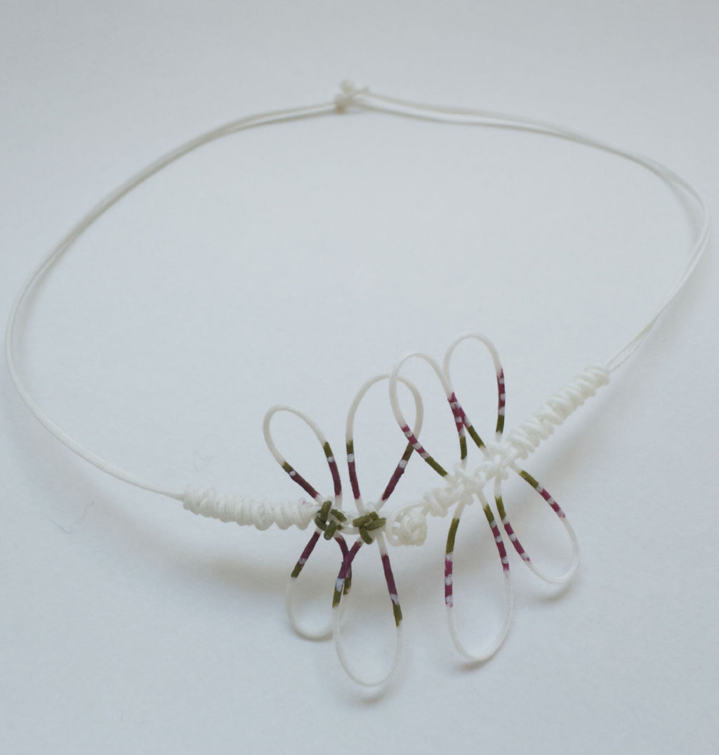 Bracelet élastique blanc avec motif libellule peinte et ailes à rayures rouge
