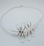 Bracelet élastique blanc avec motif libellule peinte et ailes à rayures rouge