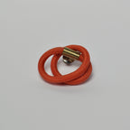 Broche entrelacs cordon orange, fermoir doré avec intérieur visible
