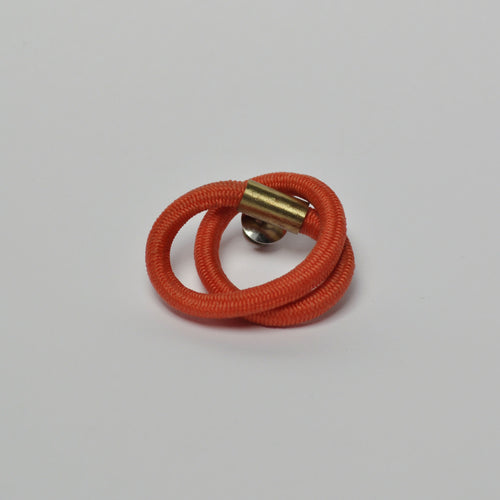 Broche entrelacs cordon orange, fermoir doré avec intérieur visible