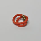 Broche entrelacs avec cordon orange et fermoir doré en forme de boucle