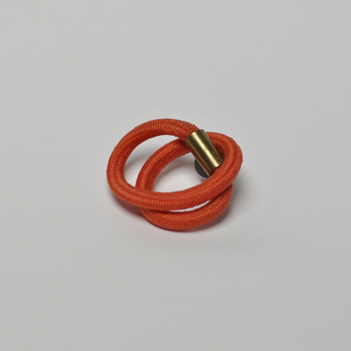 Broche entrelacs avec cordon orange et fermoir doré en forme de boucle