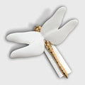 Broche libellule blanche, ailes en céramique et tige dorée avec épingle