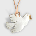 Collier colombe avec pendentif colombe blanche sculptée et cordon en cuir beige
