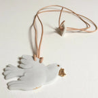 Collier colombe : pendentif colombe blanche, cordon beige et attache dorée
